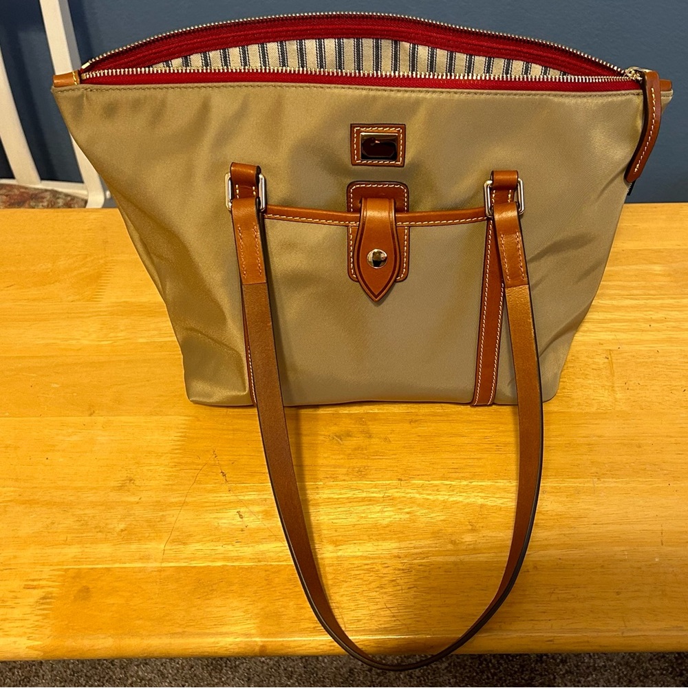 Med./Large DOONEY & BOURKE Khaki Nylon Tote w/brown leather straps/accents — EUC - Picture 2 of 14